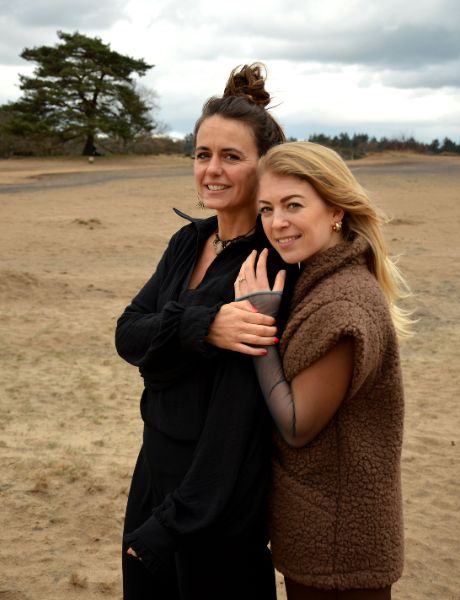 Janine Mulder & Elsa Sophie Govaarts die samen een ademcirkel in Haarlem