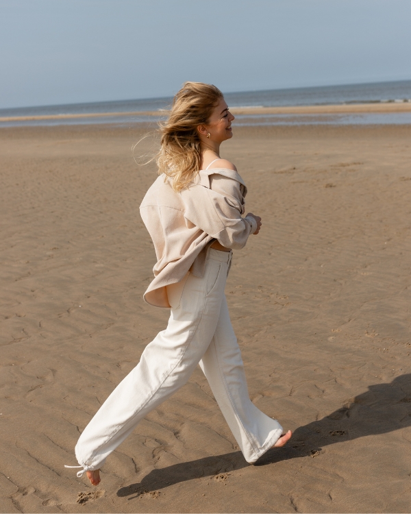 Vrouw die op de automatische piloot leeft