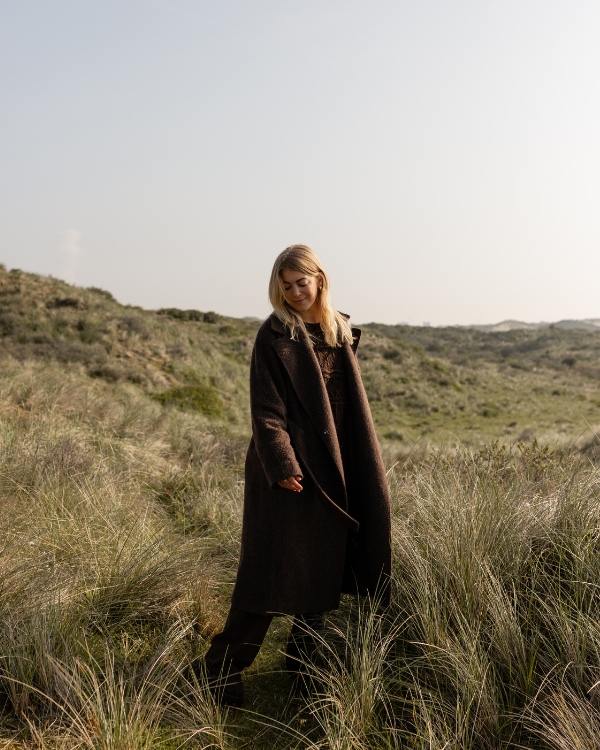 Vrouw die van de automatische piloot afkomt en aanwezig is in het hier en nu