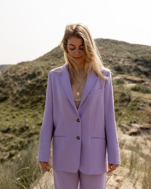 Vrouw neemt innerlijk leiderschap en zorgt voor haar emoties