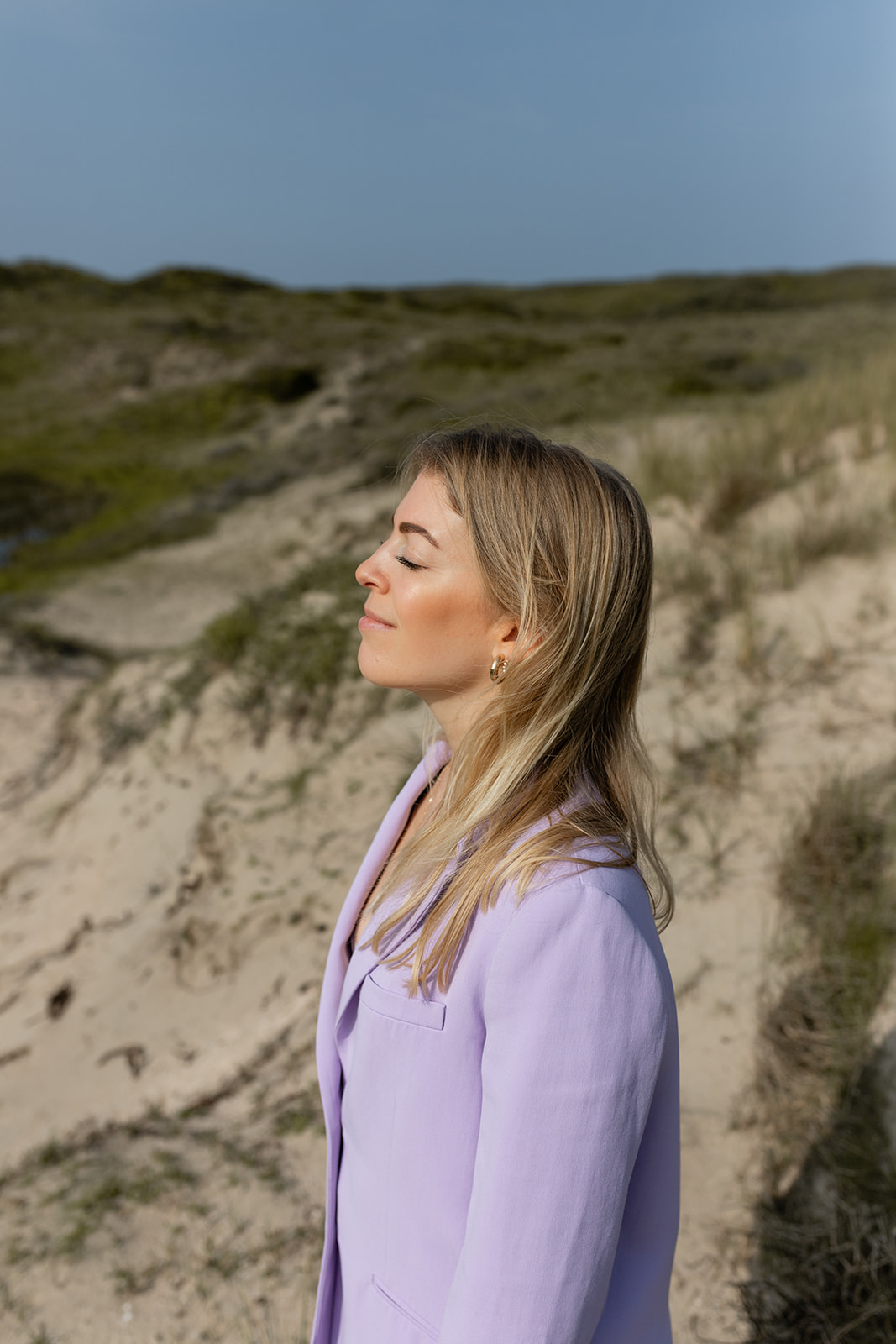 Vrouw neemt innerlijk leiderschap in het groepsprogramma - lichaamsgerichte coaching voor millennial vrouwen